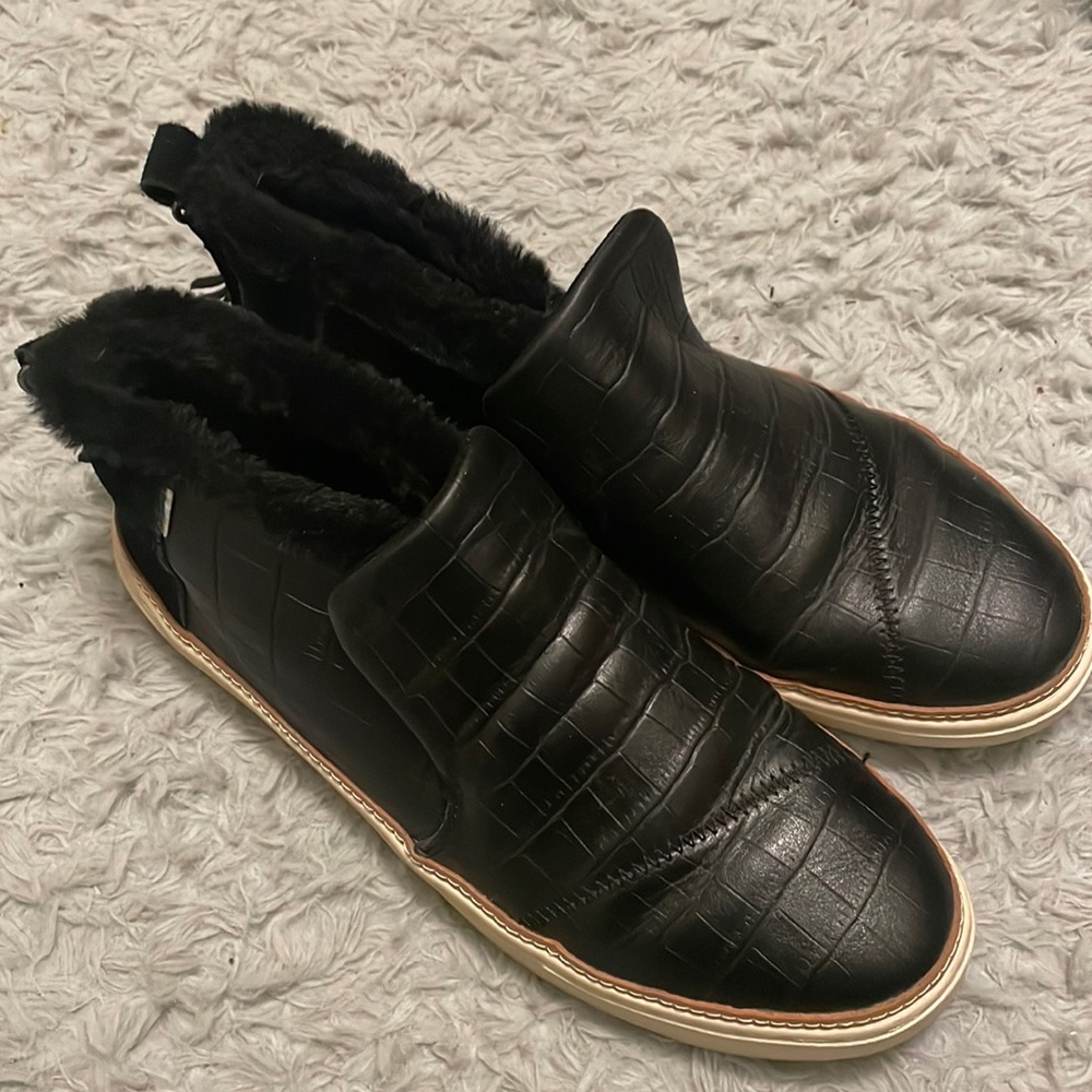 Tom’s black low boots